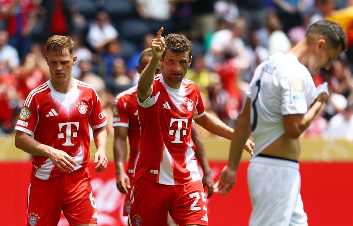 Bayern Munich Soccer Football - Club World Cup - Group C - Bayern Munich v Auckland City - TQL Stadium, Cincinnati, Ohio, U.S. - June 15, 2025 Bayern Munich's Thomas Muller celebrates scoring their tenth goal with Joshua Kimmich REUTERS/Kai Pfaffenbach