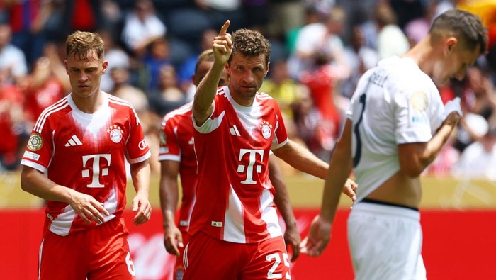 Soccer Football - Club World Cup - Group C - Bayern Munich v Auckland City - TQL Stadium, Cincinnati, Ohio, U.S. - June 15, 2025 Bayern Munich's Thomas Muller celebrates scoring their tenth goal with Joshua Kimmich REUTERS/Kai Pfaffenbach
