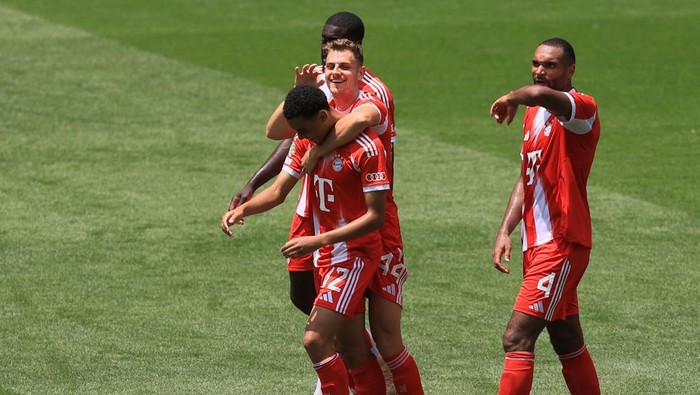 Soccer Football - Club World Cup - Group C - Bayern Munich v Auckland City - TQL Stadium, Cincinnati, Ohio, U.S. - June 15, 2025 Bayern Munichs Jamal Musiala celebrates scoring their seventh goal with Josip Stanisic, Dayot Upamecano and Jonathan Tah IMAGN IMAGES via Reuters/Katie Stratman
