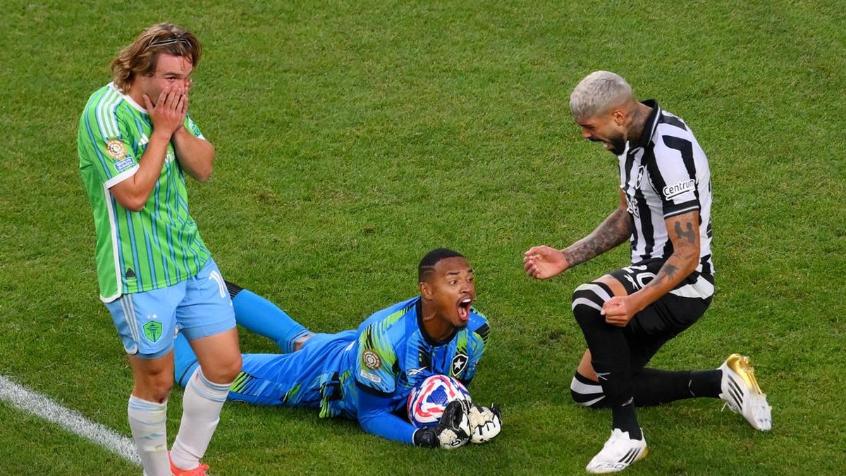 Kiper Botafogo John Victor (tengah) berteriak usai menahan peluang pemain Seatlle, Pedro de la Vega (kiri). Foto: IMAGN IMAGES via Reuters/STEVEN BISIG