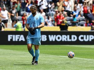 Bela-belain Cuti Kerja, Eh Kiper Auckland Malah Kebobolan 10 Gol!
