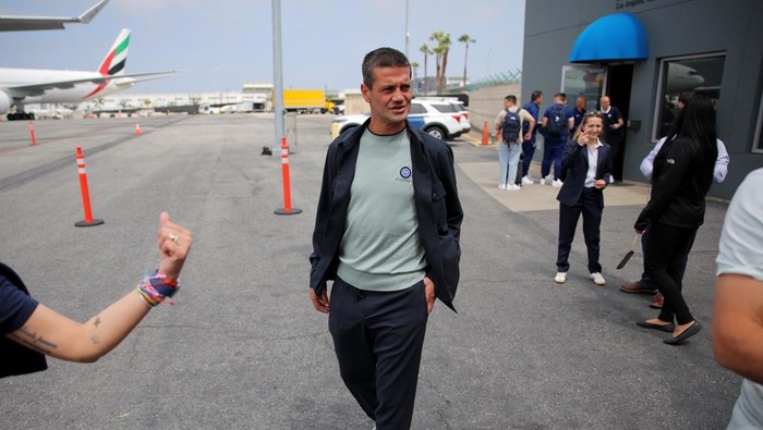 Soccer Football - Club World Cup - Inter Milan arrive in Los Angeles ahead of Club World Cup - Los Angeles, California, U.S. -  June 11, 2025 New Inter Milan coach Cristian Chivu arrives in Los Angeles ahead of the Club World Cup REUTERS/Daniel Cole