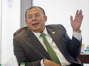 Waka DPR Walk Out di Pelantikan Rektor UPI Saat Sumpah Jabatan Berbahasa Inggris Waka DPR Walk Out di Pelantikan Rektor UPI Saat Sumpah Jabatan Berbahasa Inggris