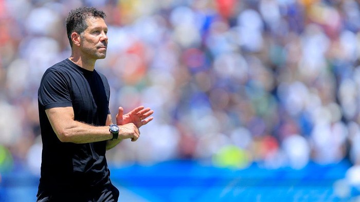 Diego Simeone PASADENA, CALIFORNIA - JUNE 15: Diego Simeone head coach of Atletico de Madrid gestures during the FIFA Club World Cup 2025 group B match between Paris Saint-Germain FC and Club Atletico de Madrid at Rose Bowl Stadium on June 15, 2025 in Pasadena, California. (Photo by Hugo Rivera/Jam Media/Getty Images)
