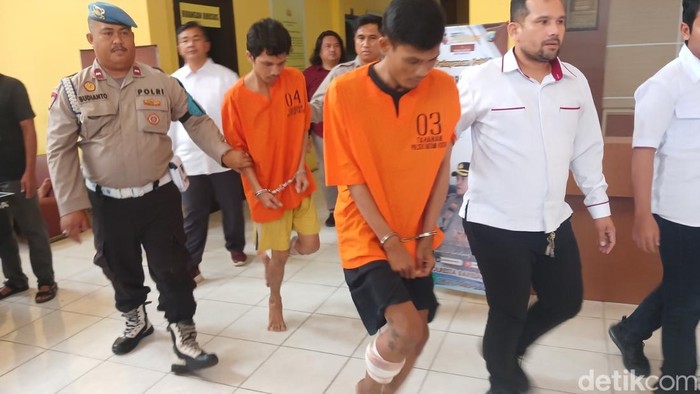 Dua pelaku jambret yang beraksi di Kecamatan Batam Kota ditangkap polisi. (Alamudin Hamapu/detikSumut)