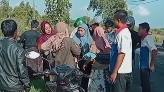 Emak-emak yang hampir jadi korban penjambretan di Sampang.