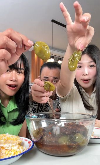 Farida Nurhan ajak Rossa cicip cabe gendot