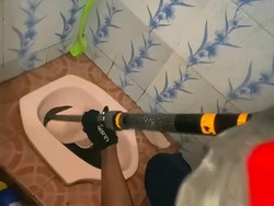 Heboh Ular Sanca 1,5 Meter Keluar dari Kloset di Bogor, Damkar Evakuasi