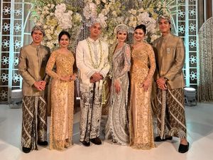 Gaya Kompak Syifa Hadju-Tissa Biani Berkebaya Gold di Pernikahan Al Ghazali Gaya Kompak Syifa Hadju-Tissa Biani Berkebaya Gold di Pernikahan Al Ghazali
