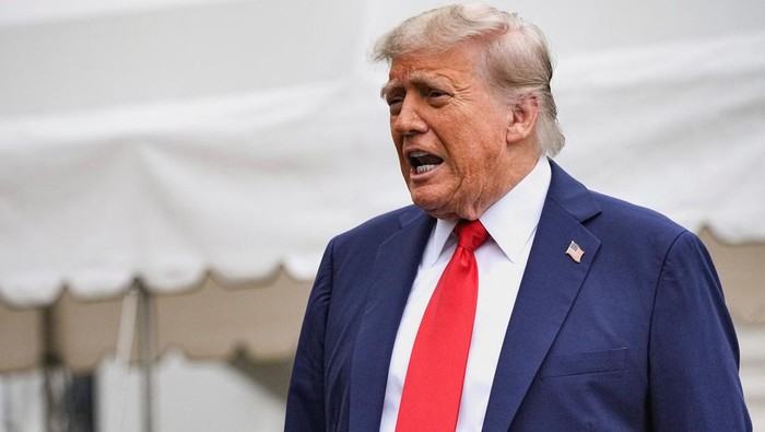 Iran-Israel Memanas, Trump Sebut AS Nggak Ikut-ikutan U.S. President Donald Trump speaks to the media as he departs the White House to attend the G7 summit in Canada, in Washington, D.C., U.S., June 15, 2025. REUTERS/Ken Cedeno