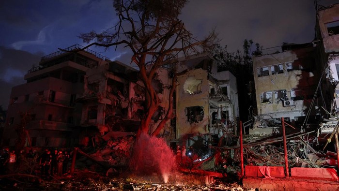 Iran-Israel Memanas, Trump Sebut AS Nggak Ikut-ikutan Emergency personnel operate after missiles were launched from Iran to Israel, in Tel Aviv, Israel, June 16, 2025. REUTERS/Ronen Zvulun