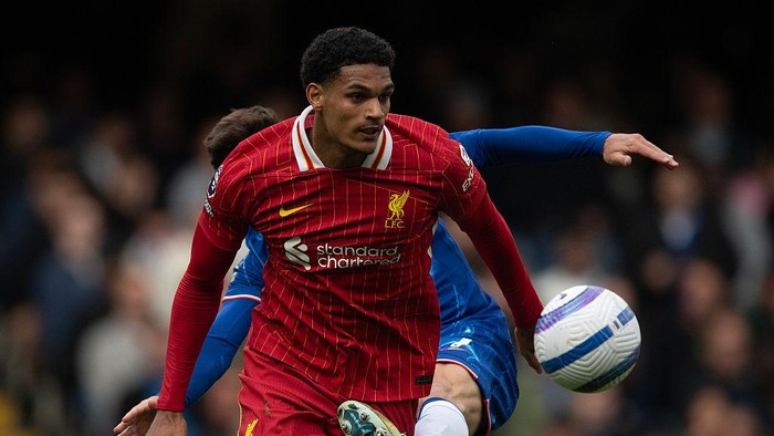 LONDON, ENGLAND - MAY 04:  Jarell Quansah of Liverpool gets the better of Pedro Neto of Chelsea during the Premier League match between Chelsea FC and Liverpool FC at Stamford Bridge on May 04, 2025 in London, England. (Photo by Visionhaus/Getty Images)