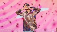 Foto HD Kai EXO Pakai Batik di Konser KAION Jakarta