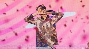 Foto HD Kai EXO Pakai Batik di Konser KAION Jakarta