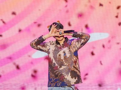 Foto HD Kai EXO Pakai Batik di Konser KAION Jakarta