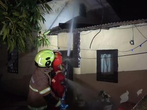 Kebakaran di Asrama Polisi Tallo Makassar, 4 Rumah Ludes Kebakaran di Asrama Polisi Tallo Makassar, 4 Rumah Ludes