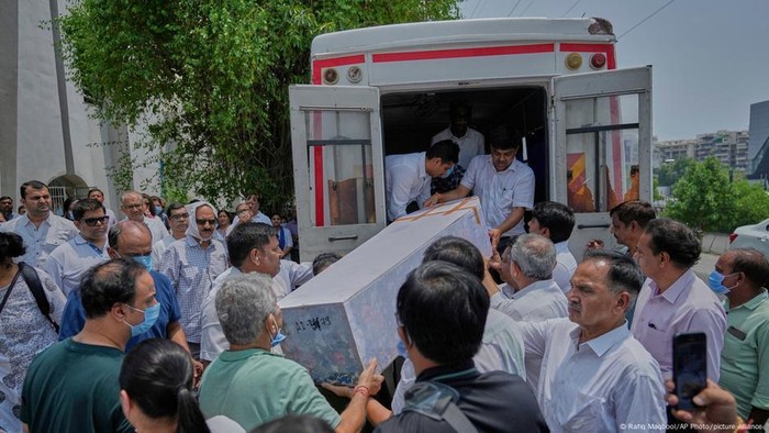 Kecelakaan Air India: Jenazah Korban Mulai Diserahkan ke Keluarga Kecelakaan Air India: Jenazah Korban Mulai Diserahkan ke Keluarga