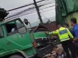 Truk Tak Kuat Nanjak Mundur Tabrak Truk Belakangnya, Purwodadi Macet