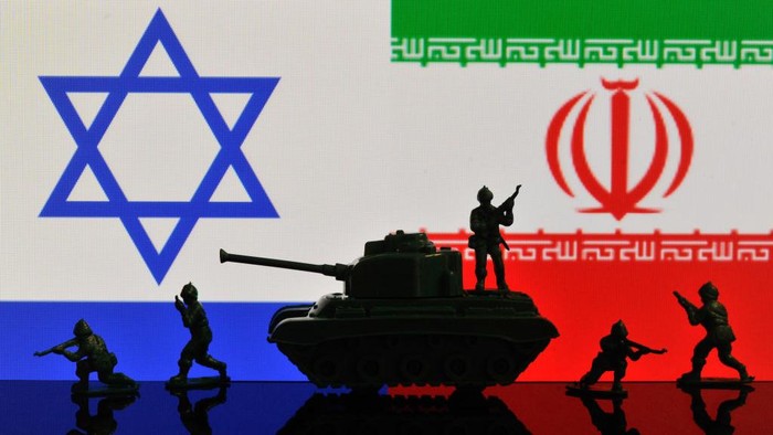 Kekuatan Militer Iran vs Israel, Siapa yang Lebih Unggul? Israel dan Iran bersiap hadapi pertentangan terbuka usai serangan Rising Lion. Kekuatan militer keduanya diperbandingkan, dari darat hingga udara.