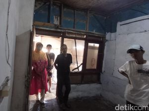 Senyum Obay Saat Rumah Reotnya Bakal Diperbaiki Senyum Obay Saat Rumah Reotnya Bakal Diperbaiki