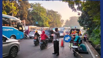 Jalan Buperta Cibubur Arah Pasar Rebo Macet Imbas Perbaikan Jalan