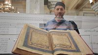 Langka dan Bersejarah, Mushaf Tua Dipamerkan di Masjidil Haram