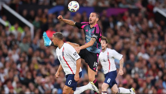 Soccer Football - Soccer Aid charity match for Unicef - Old Trafford, Manchester, Britain - June 15, 2025 Soccer Aid World XIs Leonardo Bonucci in action with Englands Phil Jagielka Action Images via Reuters/Ed Sykes