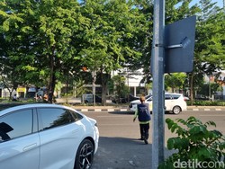 Viral Jukir Resmi Minimarket Surabaya Tarik Uang Parkir, Ini Faktanya