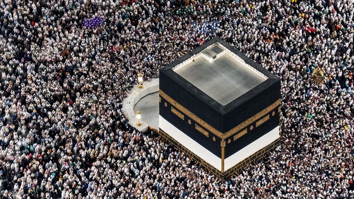 Masjidil Haram Kini Super Luas, Mampu Tampung 3 Juta Jamaah Sehari Jamaah haji dari aneka macam negara melaksanakan Tawaf di Masjidil Haram, Makkah, Arab Saudi, Minggu (15/6/2025). Menurut Saudi Press Agency, kapasitas Masjidil Haram pada tahun 2025, sehabis ekspansi tahap ketiga selesai, meraih tiga juta orang per hari dengan adanya kenaikan luas area Masjidil Haram dari 414.000 meter persegi menjadi 1,5 juta meter persegi. ANTARA FOTO/Andika Wahyu