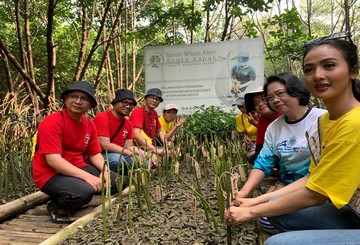 Dari Jalanan ke Aksi Iklim, Driver Maxim Ikut Aksi Tanam Mangrove