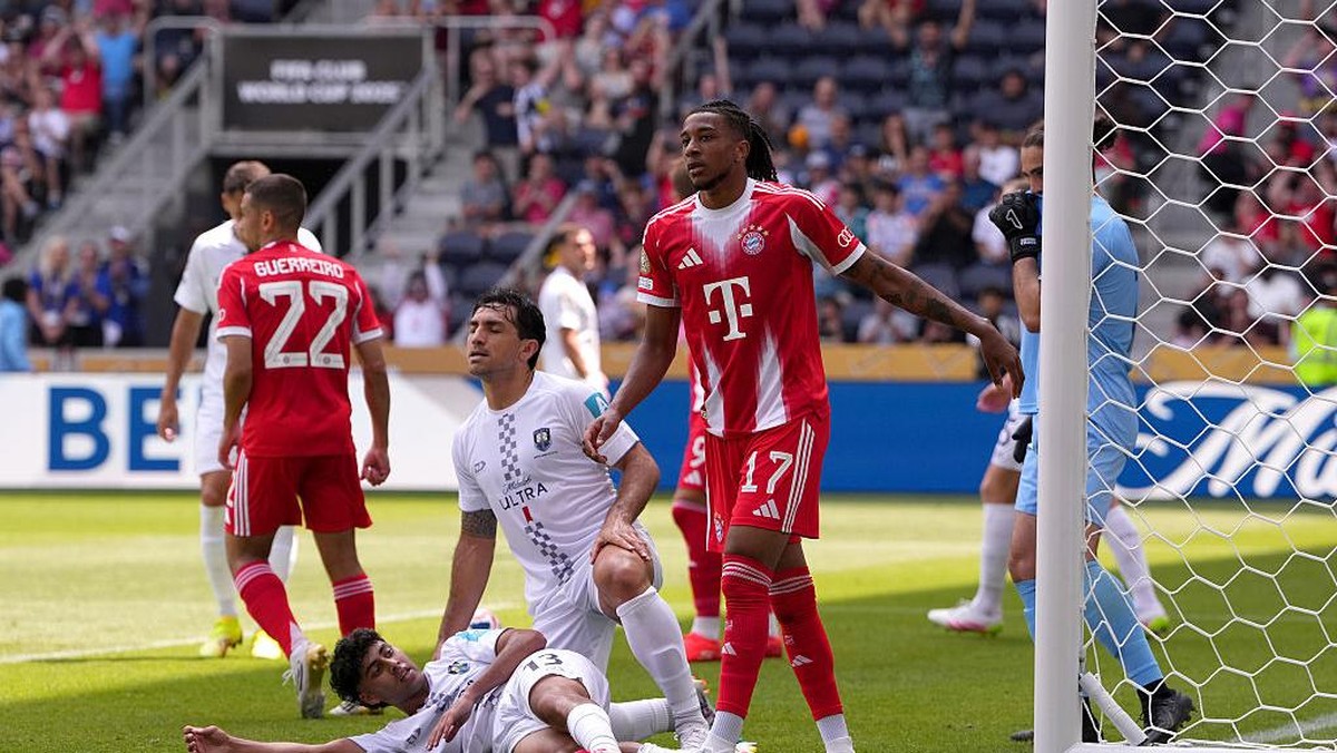Winger Bayern Munich Michael Olise jadi bintang saat timnya melibas Auckland City FC 10-0 (Foto: Getty Images/Dylan Buell)