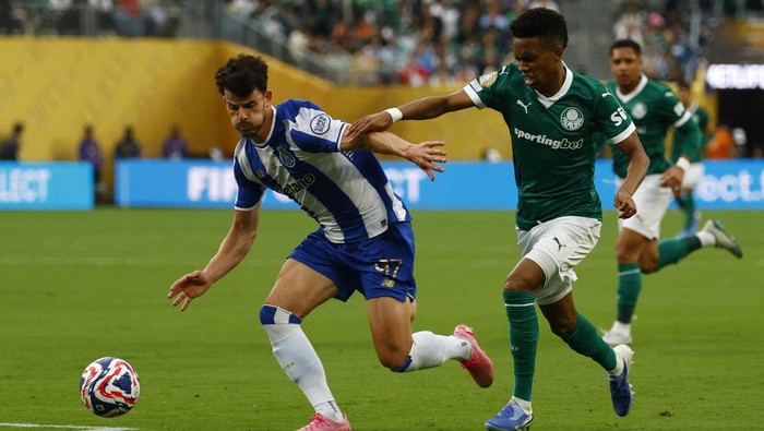 Palmeiras vs Porto Soccer Football - FIFA Club World Cup - Group A - Palmeiras v FC Porto - MetLife Stadium, East Rutherford, New Jersey, U.S. - June 15, 2025 FC Portos Ze Pedro in action with Palmeiras Estevao REUTERS/Susana Vera