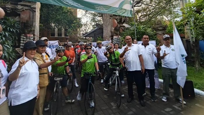 Pelepasan bersepeda 1.000 km Bali-Jakarta serangkaian Hari Lingkungan Hidup 2025 di kantor Pusat Pengendalian Lingkungan Hidup Bali Nusa Tenggara, Senin (16/6/2025). (Ni Made Lastri Karsiani Putri/detikBali) Pelepasan bersepeda 1.000 km Bali-Jakarta serangkaian Hari Lingkungan Hidup 2025 di kantor Pusat Pengendalian Lingkungan Hidup Bali Nusa Tenggara, Senin (16/6/2025). (Ni Made Lastri Karsiani Putri/detikBali)