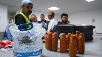 Jemaah Haji Dilarang Bawa Air Zamzam dalam Koper saat Pulang, Ini Aturannya
