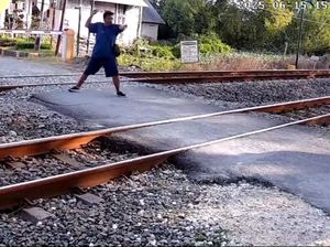 Viral Video Pemuda Saling Lempar Batu di Rel KA Lamongan