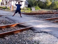 Viral Video Pemuda Saling Lempar Batu di Rel KA Lamongan