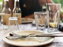 Tega! Pengantin Tak Sajikan Makanan Layak untuk Tamu