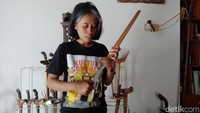 Mengenal Ika Arista, Sosok Mpu Perempuan Langka di Kampung Keris