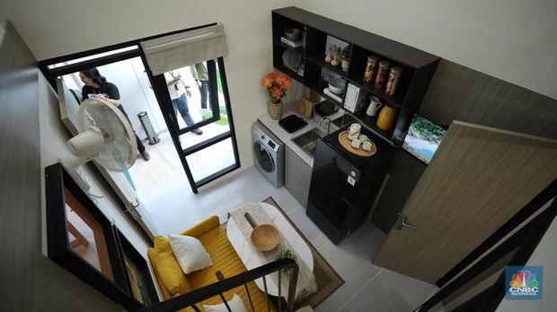 Pengunjung melihat display contoh rumah subsidi yang telah diperkecil di Jakarta, Senin (16/6/2025). (CNBC Indonesia/Tri Susilo)