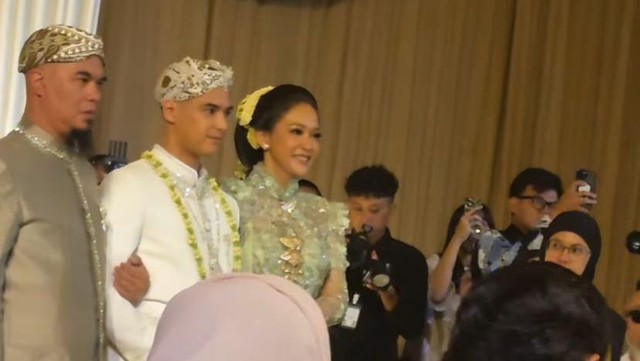 Highlight Dunia Hiburan InsertLive : Ari Lasso Spill Sikap Tak Biasa Ahmad Dhani ke Maia Estianty di Nikahan Al Ghazali