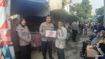 Polisi Gelar Baksos-Layanan Kesehatan di Slum Area Ciputat Tangsel