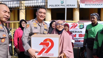Polres Jakbar Bagikan 2.000 Paket Sembako ke Warga Sambut Hari Bhayangkara