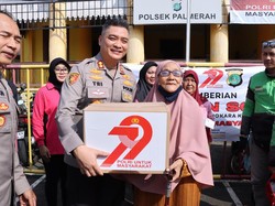 Polres Jakbar Bagikan 2.000 Paket Sembako ke Warga Sambut Hari Bhayangkara