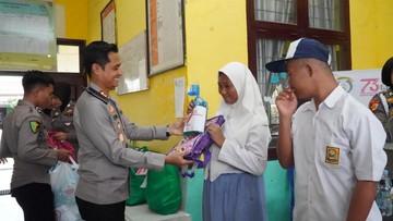 Keceriaan Para Siswa SLB Dapat Bingkisan Alat Tulis dari Polres Rohul