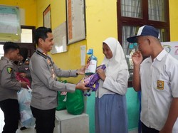 Keceriaan Para Siswa SLB Dapat Bingkisan Alat Tulis dari Polres Rohul
