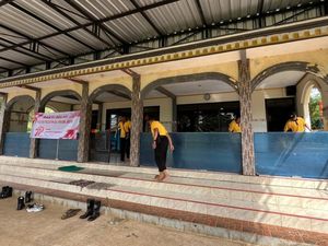 Bersih-bersih Tempat Ibadah di Trenggalek Sambut HUT ke-79 Bhayangkara Bersih-bersih Tempat Ibadah di Trenggalek Sambut HUT ke-79 Bhayangkara