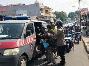 Aparat Gabungan Gelar Razia Preman di Palmerah Jakbar, 20 Orang Ditangkap Aparat Gabungan Gelar Razia Preman di Palmerah Jakbar, 20 Orang Ditangkap
