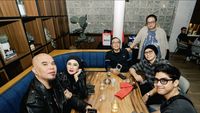 Potret Mulan Jameela Makan dan Rayakan Ultah Bareng Al Ghazali