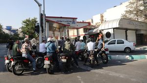 Potret Warga Teheran Serbu SPBU Usai Israel Serang Iran