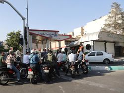 Potret Warga Teheran Serbu SPBU Usai Israel Serang Iran